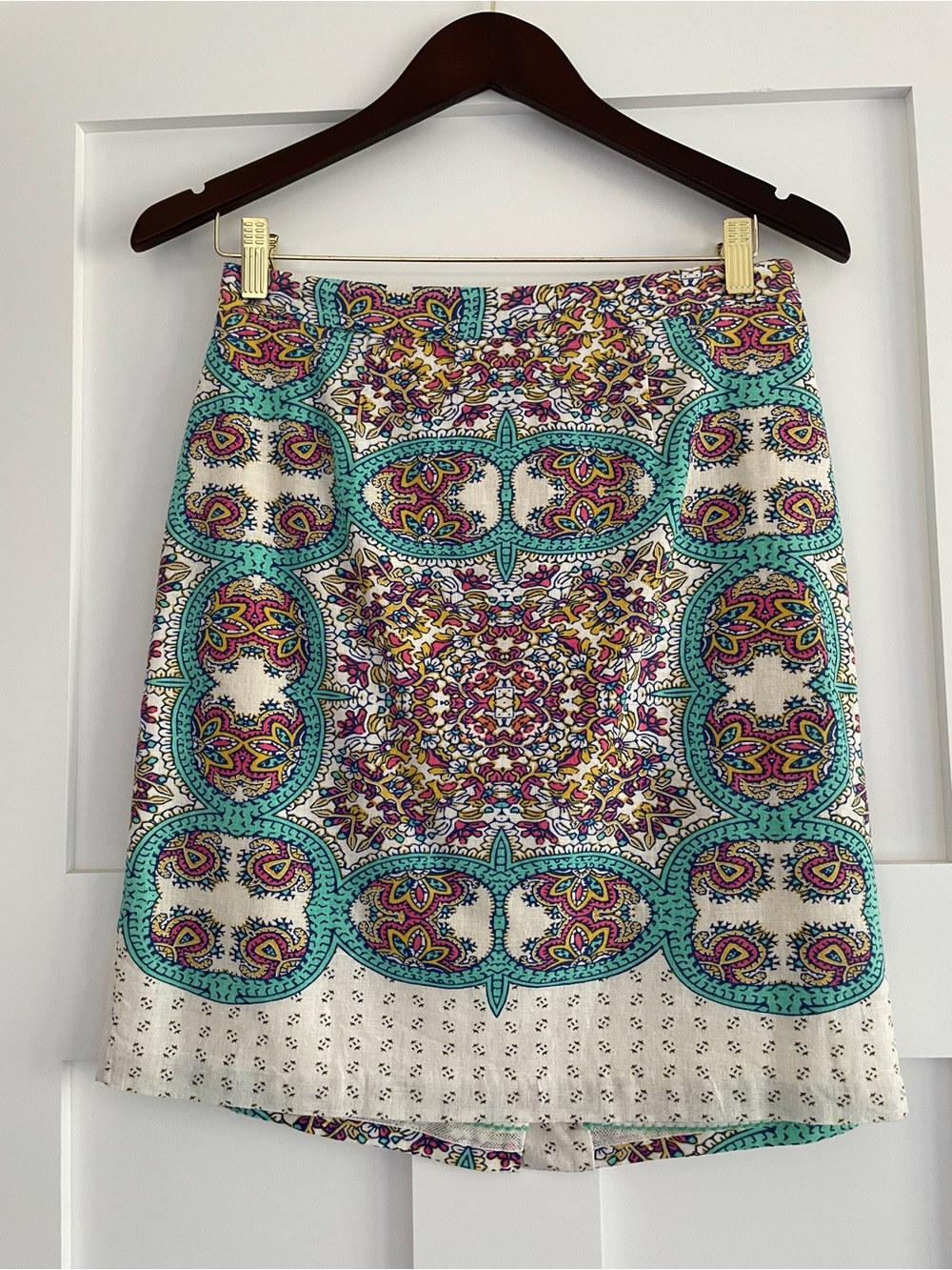 Maeve Manoyla linen pencil skirt. Colorful damask boho print.